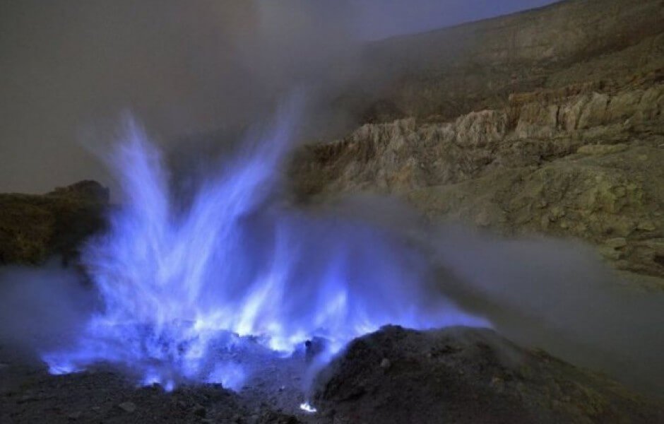 Иджен — самый необычный действующий вулкан в мире