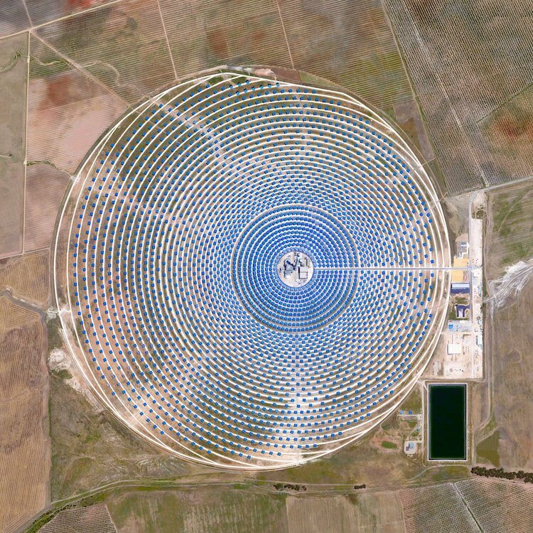 Самая необычная электростанция, которую видно из космоса