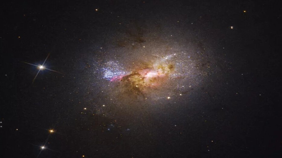 Hubble нашел черную дыру, которая рождает звезды
