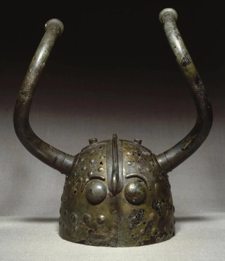 Кому на самом деле принадлежали «рогатые» шлемы викингов?