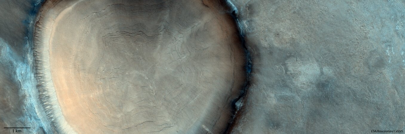 Какие тайны хранит марсианский кратер, похожий на пень?